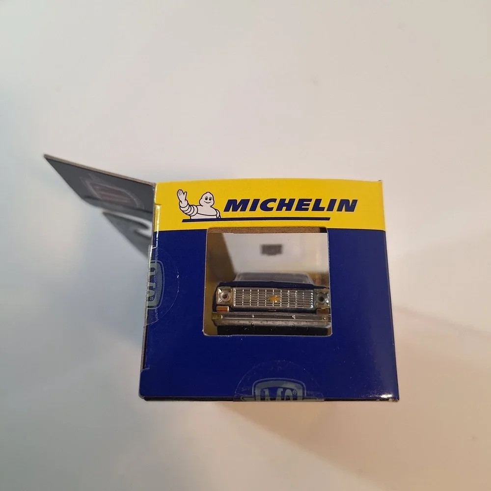 M2 Machines‎ 1/64 blue Michelin 1973 Chevrolet Cheyenne Super 30 dually